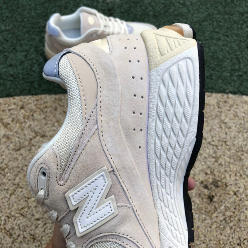 NEW BALANCE 2002R