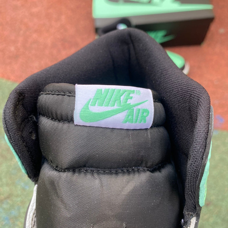 NIKE AIR JORDAN 1