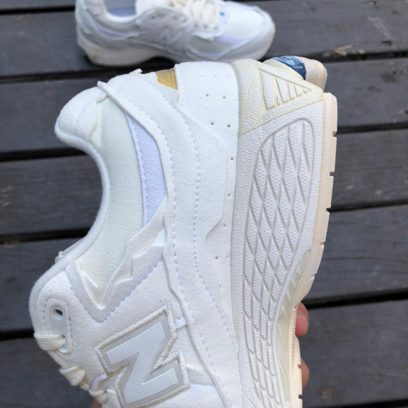 NEW BALANCE 2002R