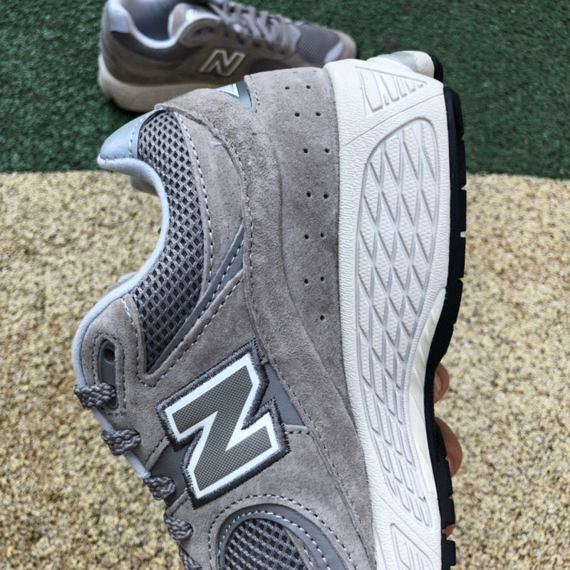 NEW BALANCE 2002R