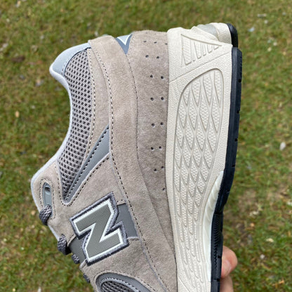 NEW BALANCE 2002R