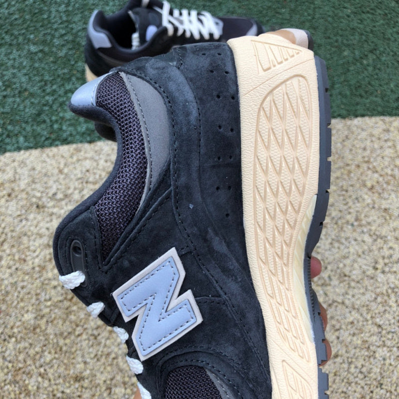 NEW BALANCE 2002R