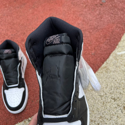 NIKE AIR JORDAN 1