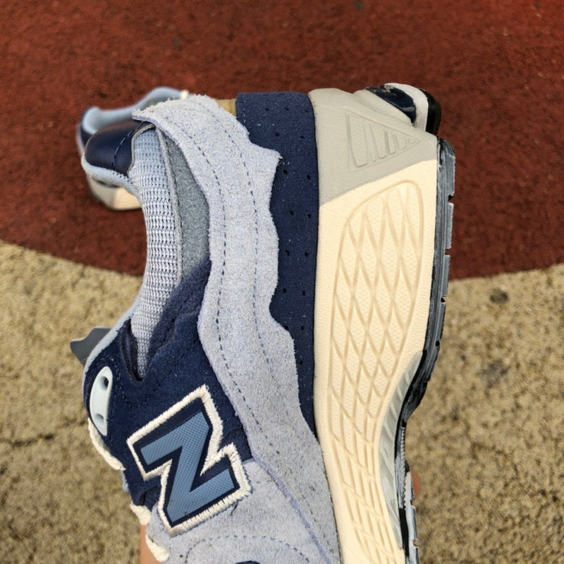 NEW BALANCE 2002R