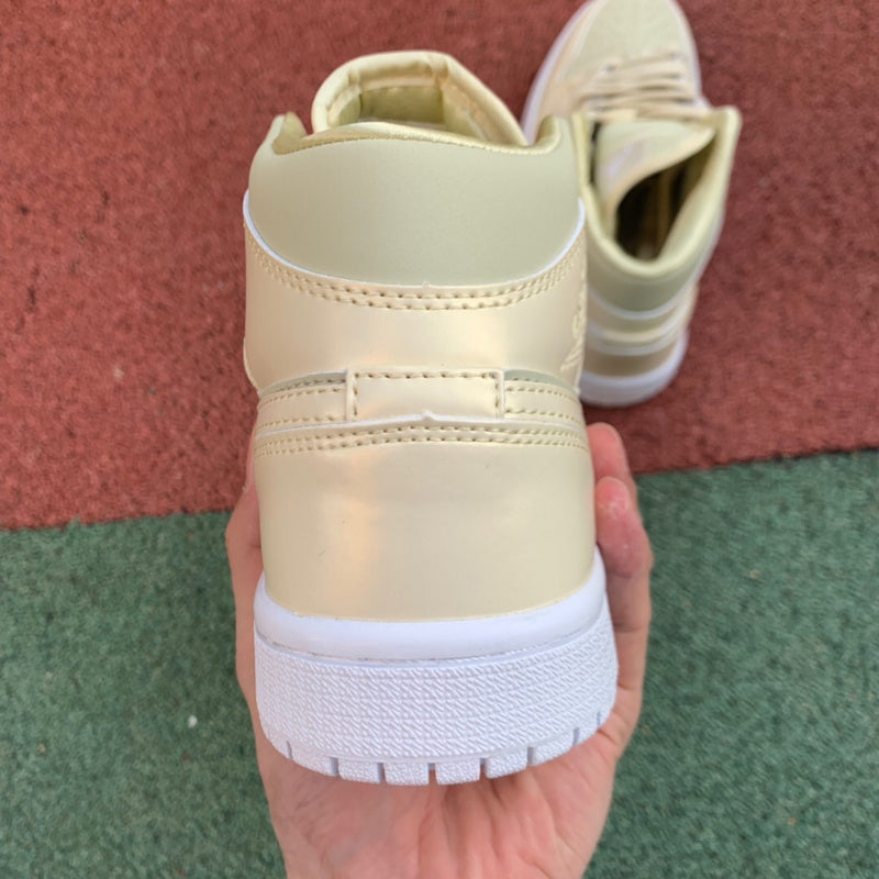 NIKE AIR JORDAN 1