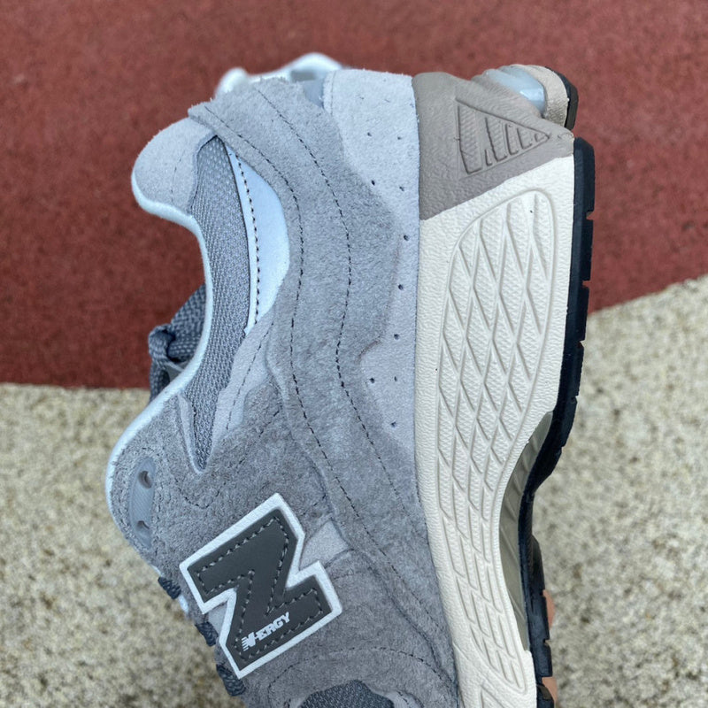 NEW BALANCE 2002R