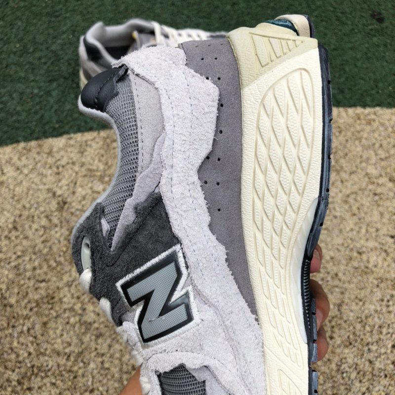 NEW BALANCE 2002R