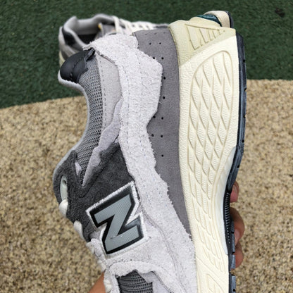 NEW BALANCE 2002R