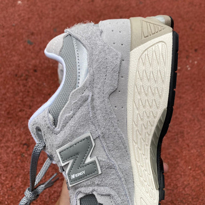 NEW BALANCE 2002R