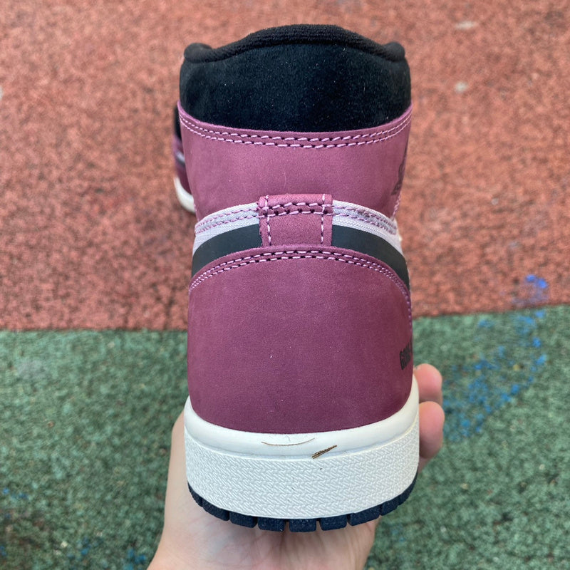 NIKE AIR JORDAN 1