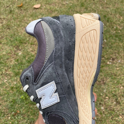 NEW BALANCE 2002R