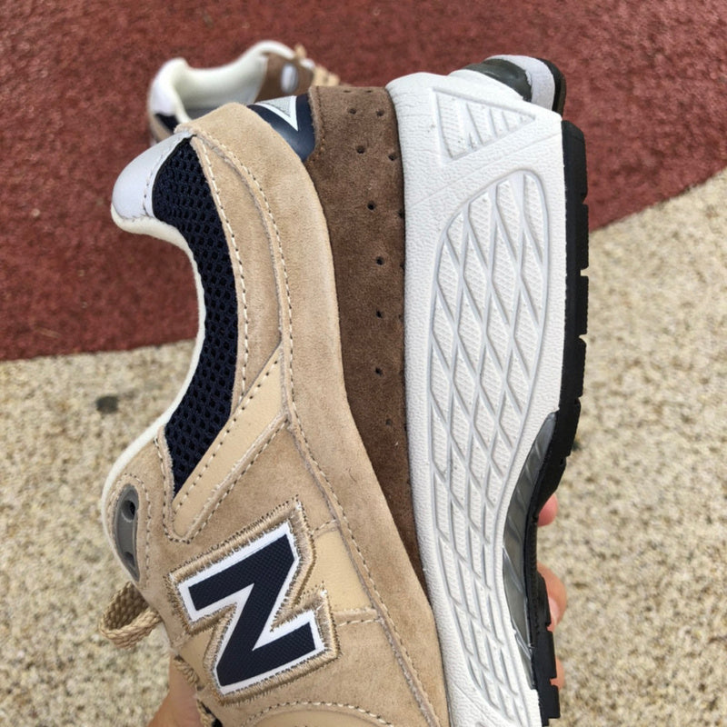 NEW BALANCE 2002R