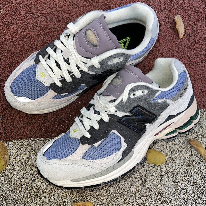 NEW BALANCE 2002R