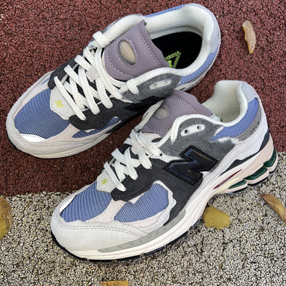 NEW BALANCE 2002R