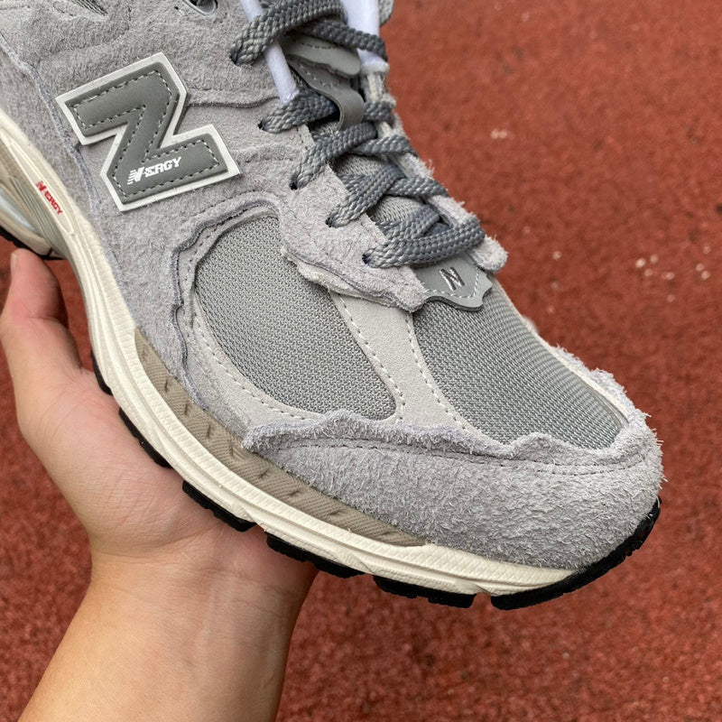 NEW BALANCE 2002R