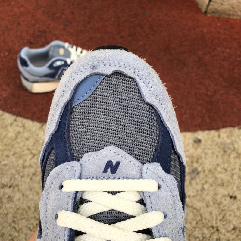 NEW BALANCE 2002R