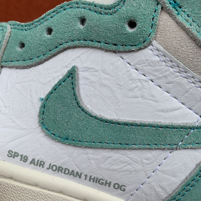 NIKE AIR JORDAN 1