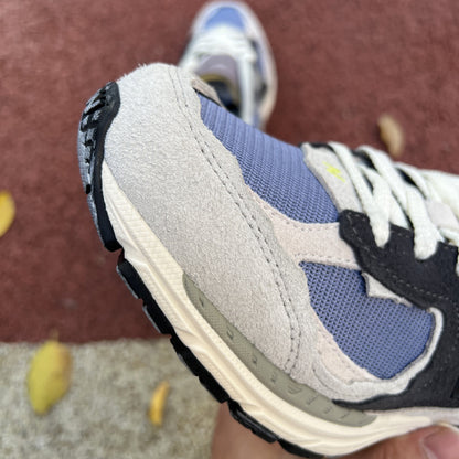NEW BALANCE 2002R