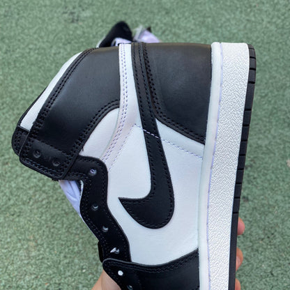 NIKE AIR JORDAN 1