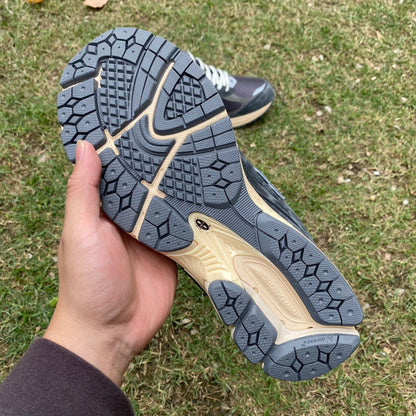 NEW BALANCE 2002R