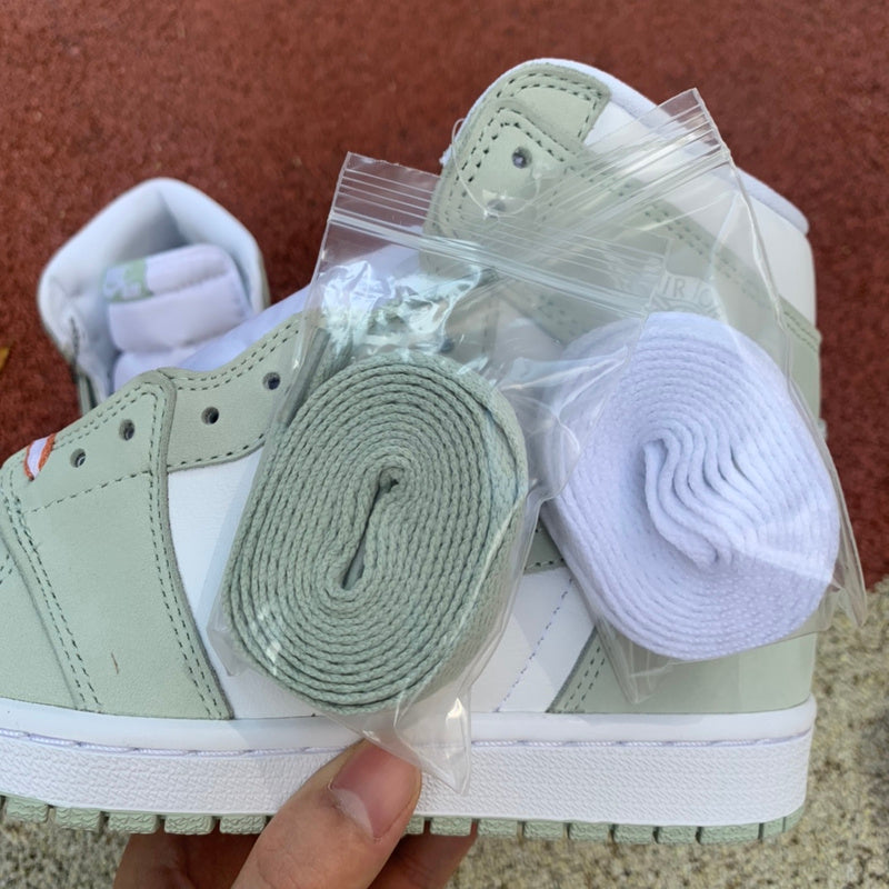 NIKE AIR JORDAN 1