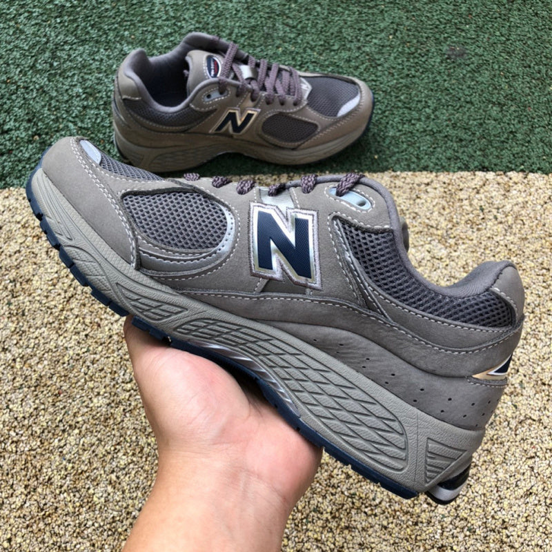 NEW BALANCE 2002R