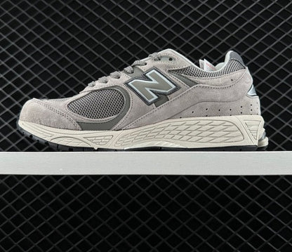 NEW BALANCE 2002R