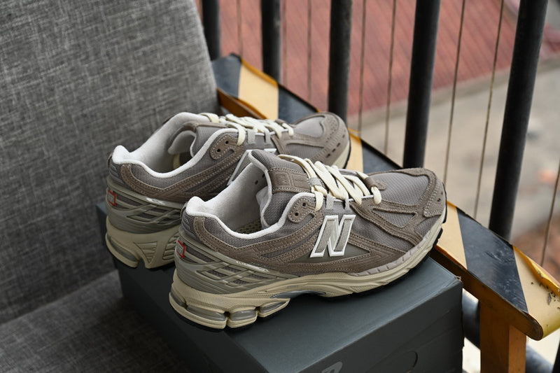 NEW BALANCE 1906R