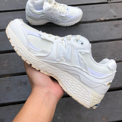 NEW BALANCE 2002R