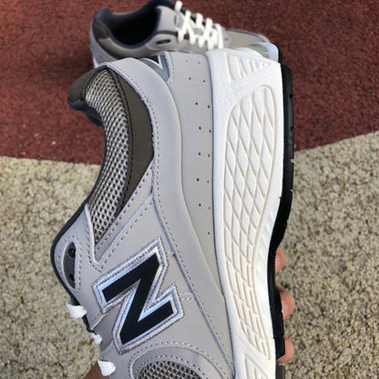 NEW BALANCE 2002R