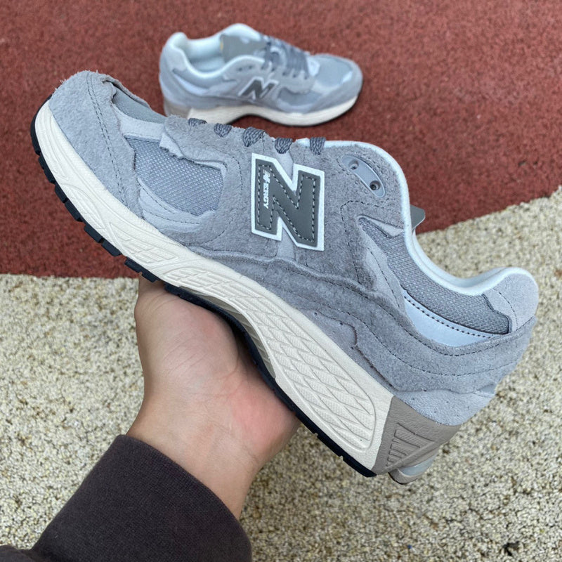 NEW BALANCE 2002R