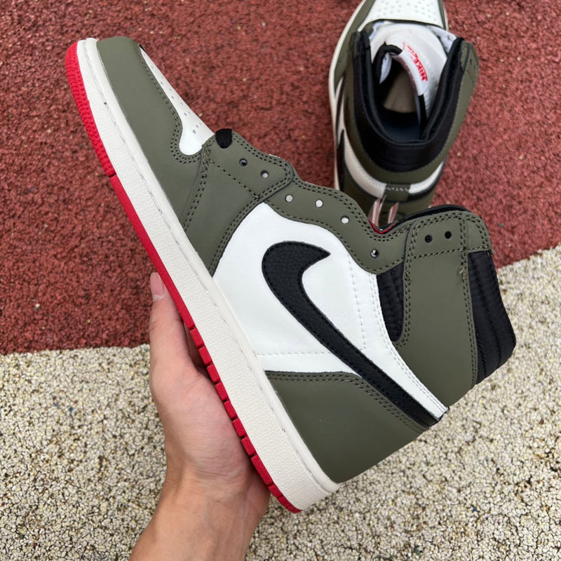 NIKE AIR JORDAN 1