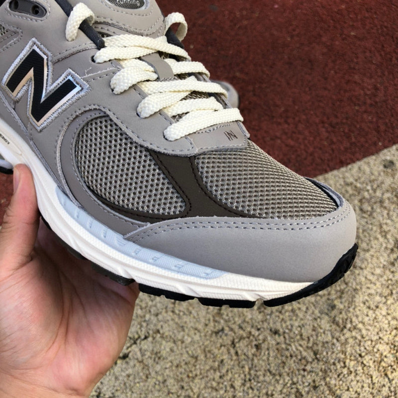 NEW BALANCE 2002R