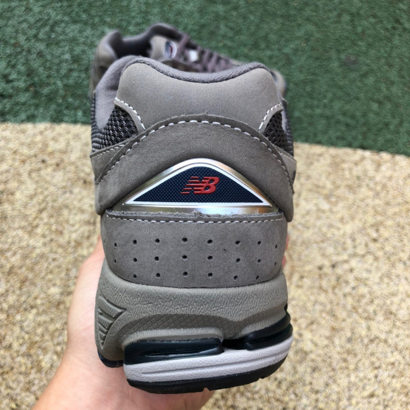 NEW BALANCE 2002R