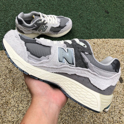NEW BALANCE 2002R
