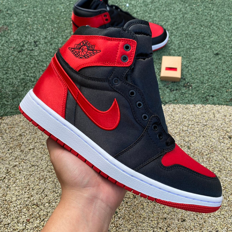 NIKE AIR JORDAN 1