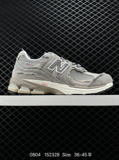 NEW BALANCE 2002R