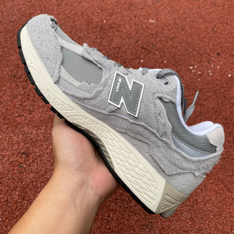 NEW BALANCE 2002R