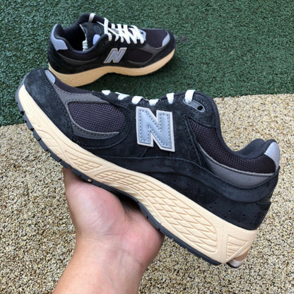 NEW BALANCE 2002R