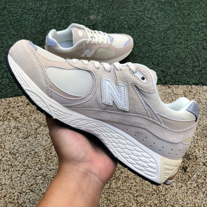 NEW BALANCE 2002R