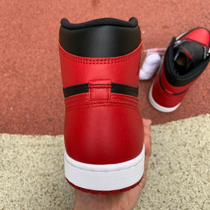 NIKE AIR JORDAN 1