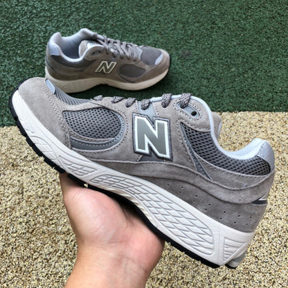 NEW BALANCE 2002R