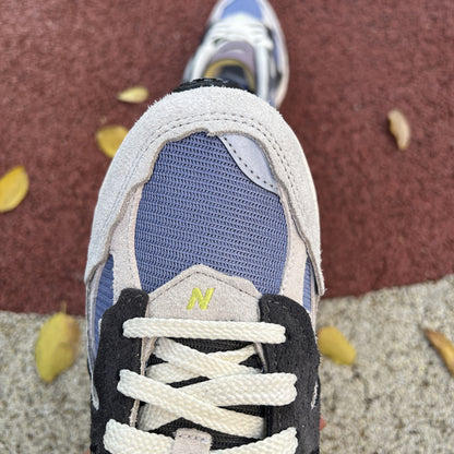 NEW BALANCE 2002R