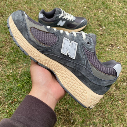 NEW BALANCE 2002R