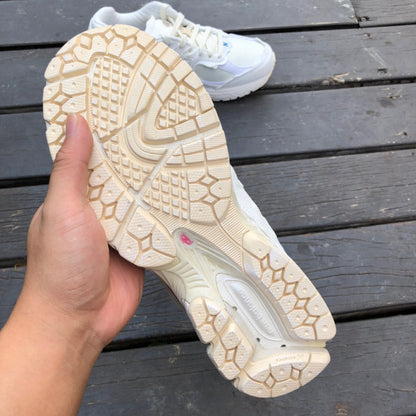 NEW BALANCE 2002R