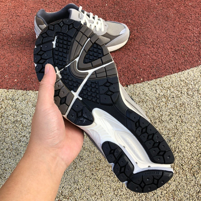 NEW BALANCE 2002R