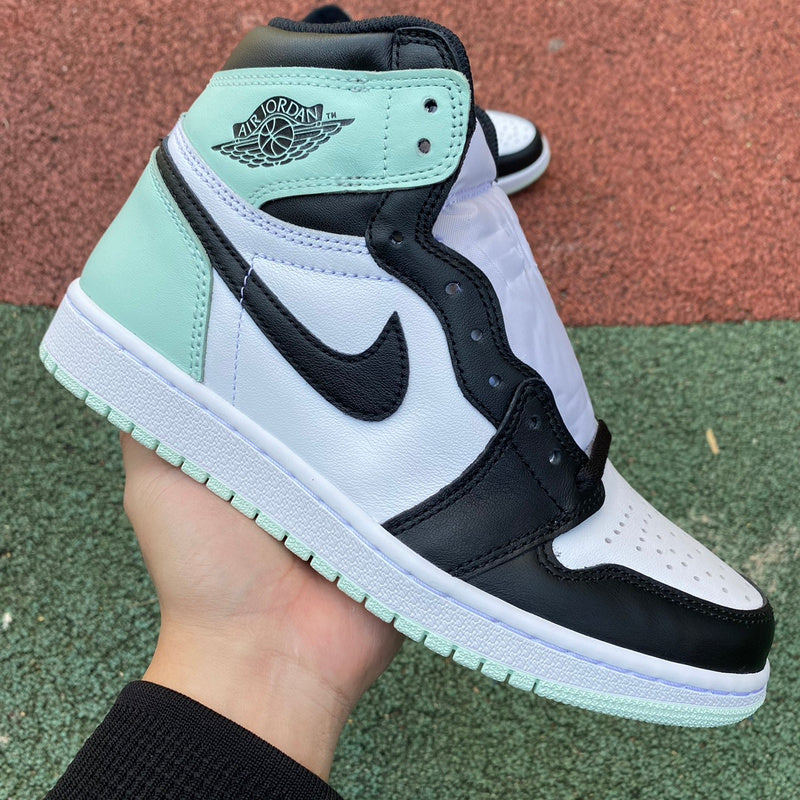NIKE AIR JORDAN 1