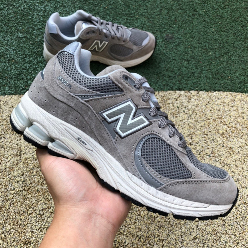 NEW BALANCE 2002R