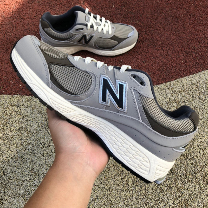 NEW BALANCE 2002R