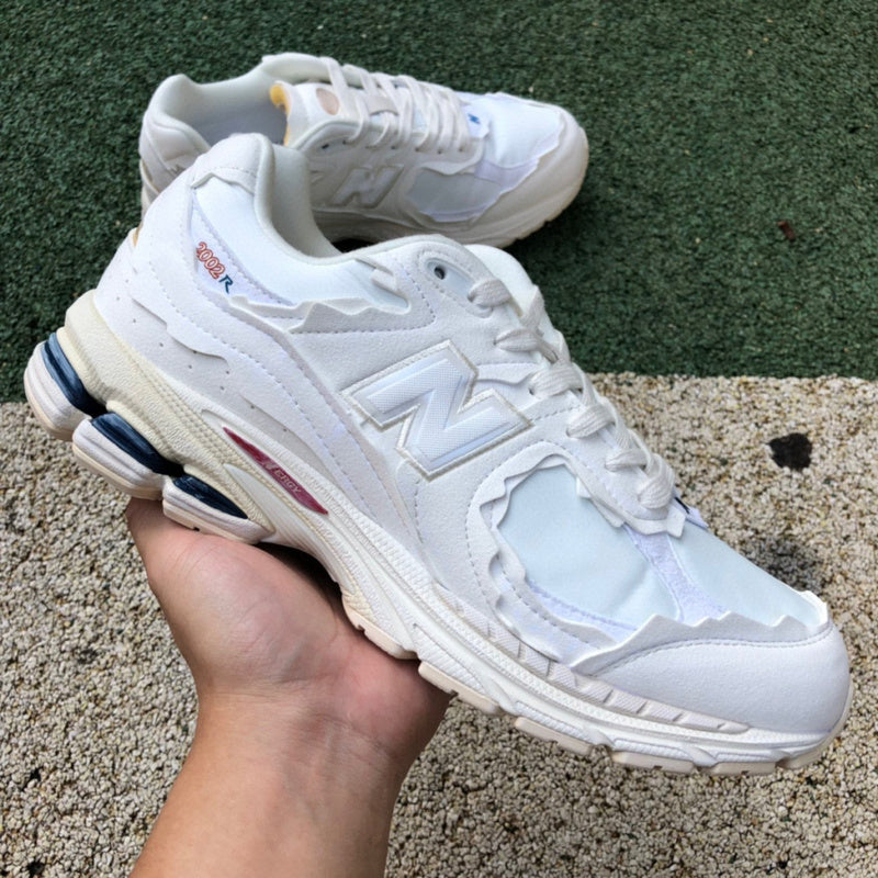 NEW BALANCE 2002R